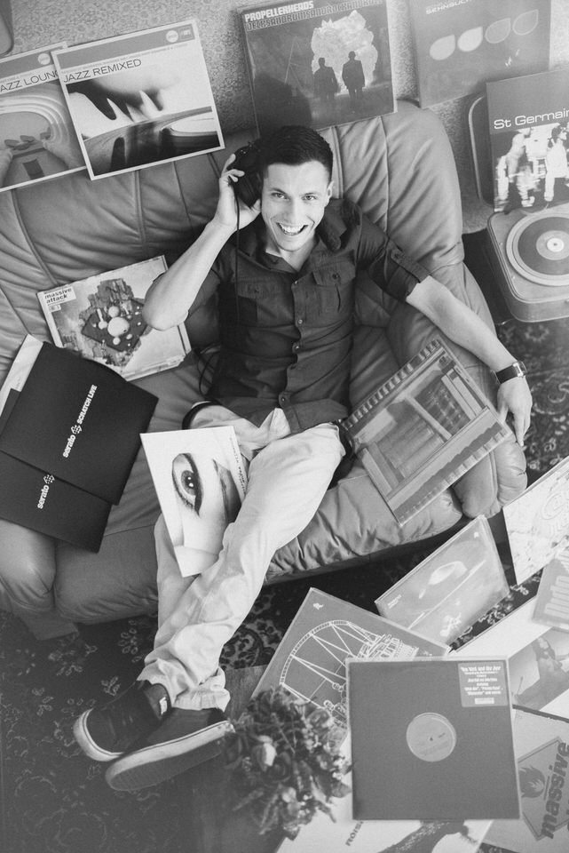 DJ A.X.L. mit Kopfhörern und Vinyl-Sammlung — Hochzeits- und Club-DJ aus Dresden